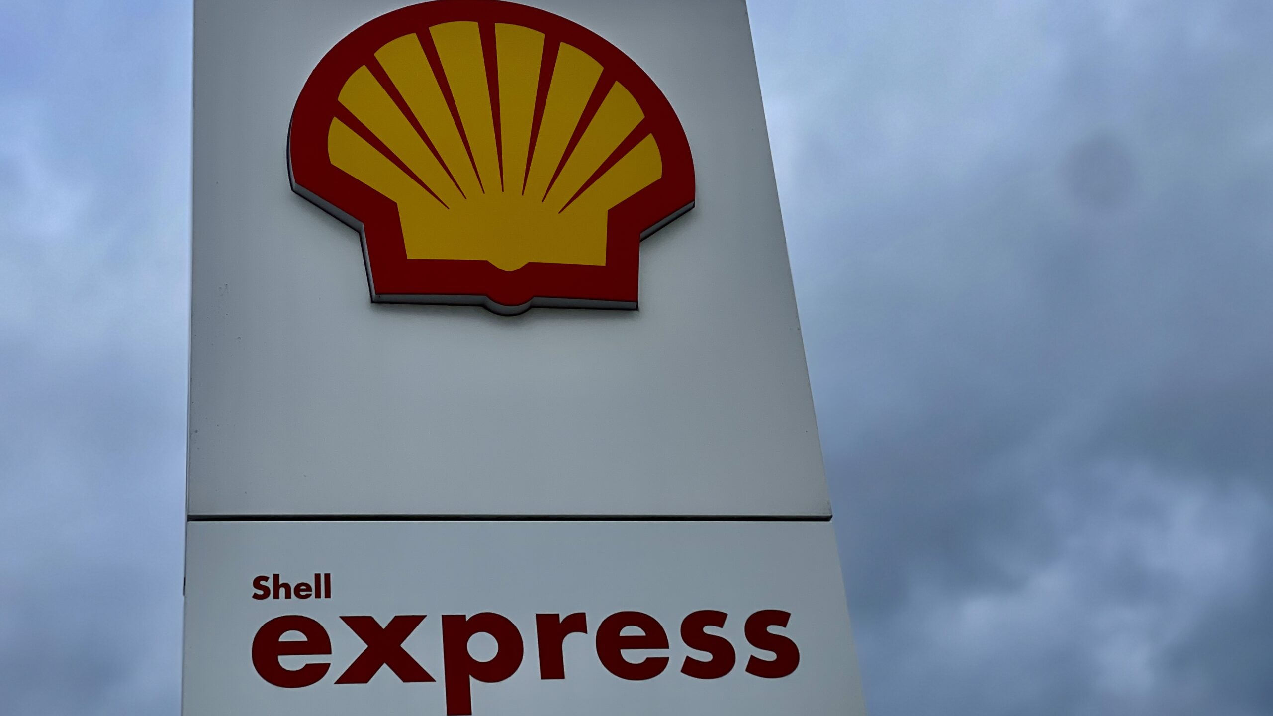 Forbud træder i kraft: Tankstationer må ikke længere fortælle danskerne, hvad de “bør” betale